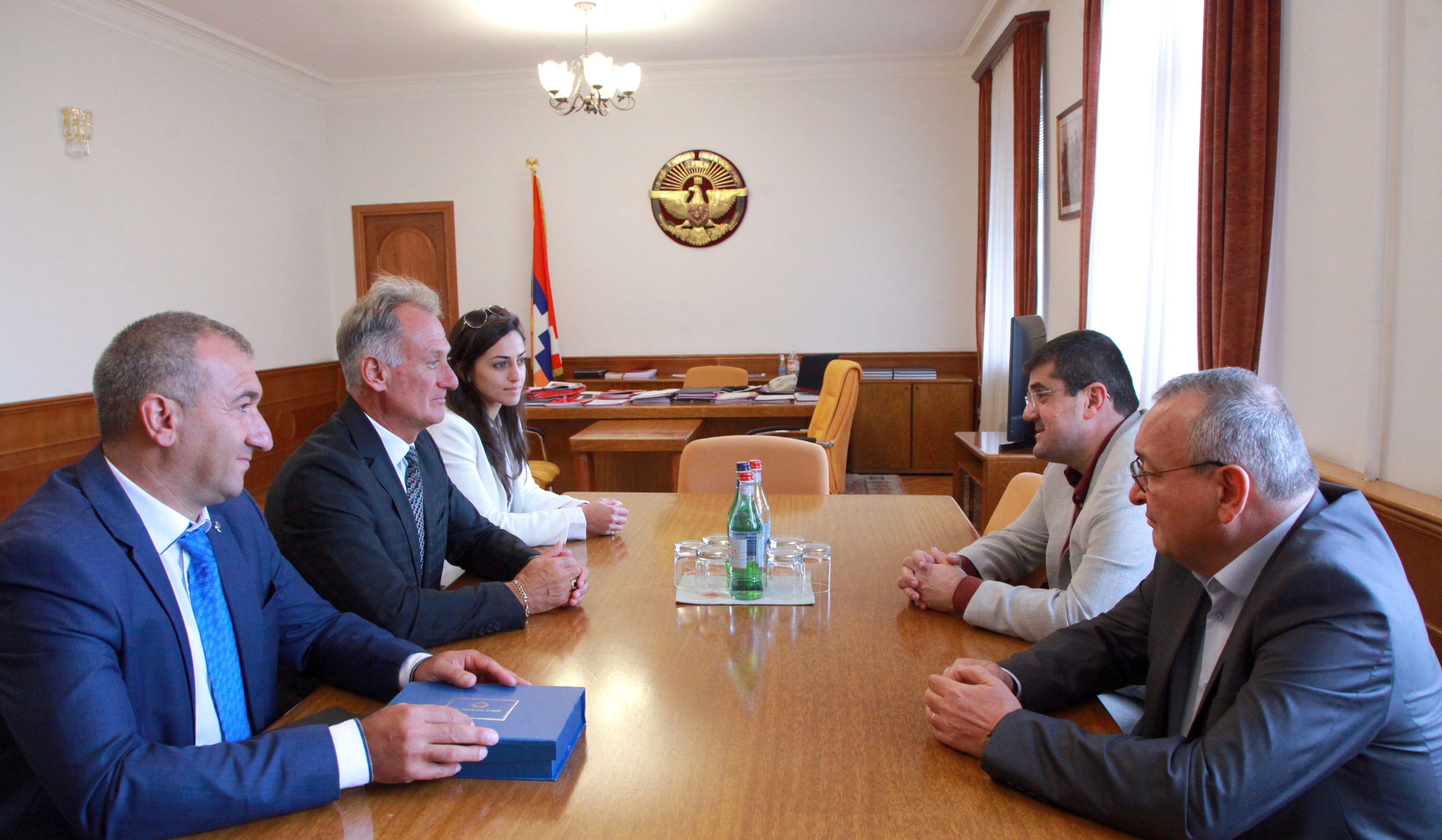 Arayik Harutyunyan Robert Emmiyan ilə Artsaxda yüngül atletikanın inkişaf perspektivlərini müzakirə edir