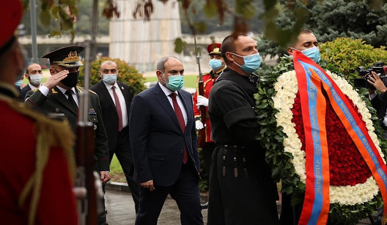 Նիկոլ Փաշինյանը հարգանքի տուրք է մատուցել Թբիլիսիի «Հերոսների» հրապարակում