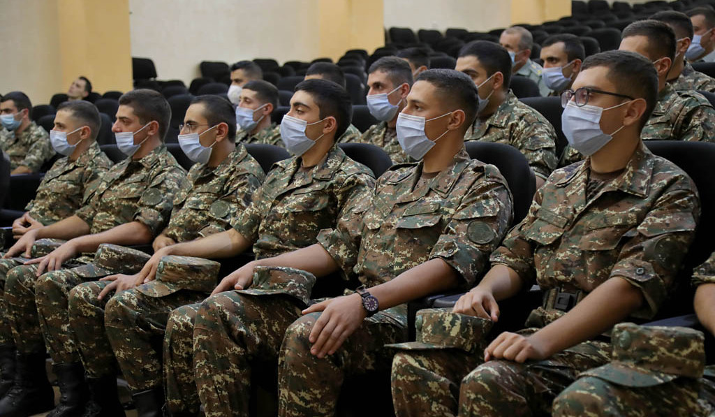 Սպայական ուսադիրներ՝ ռազմական ուսումնական հաստատությունների շրջանավարտներին