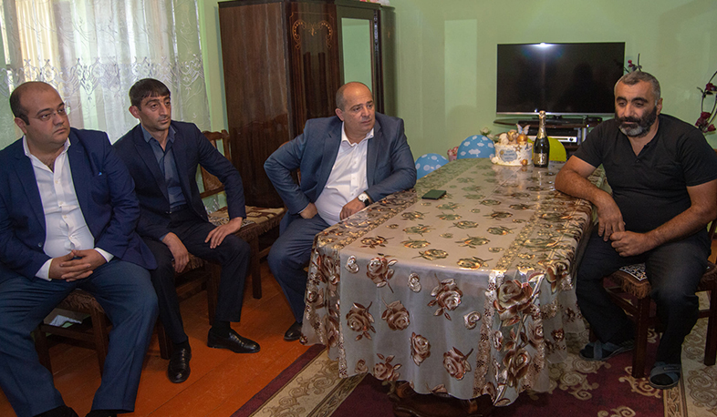 Տավուշի մարզպետն այցելել է 44-օրյա պատերազմում զոհված Գրիշա Ազատյանի ընտանիքին, որտեղ լույս աշխարհ է եկել հերոսի եղբայրը