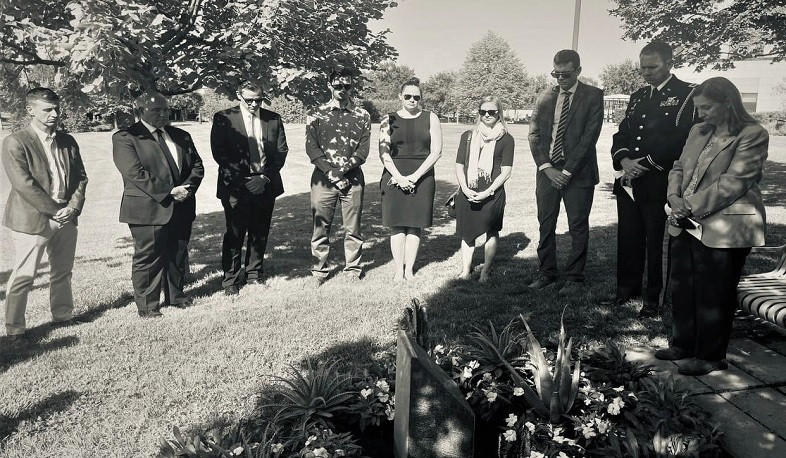 Посол США в Армении и сотрудники посольства минутой молчания почтили память жертв терактов 11 сентября