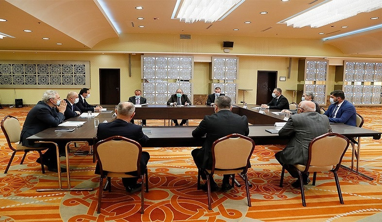 Nikol Pashinyan participates in meeting of extra-parliamentary political parties’ assembly