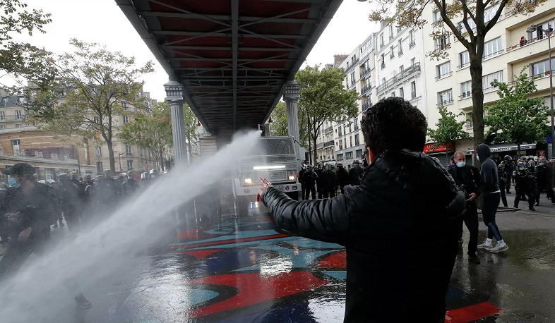 Демонстрантов в Париже пришлось останавливать слезоточивым газом