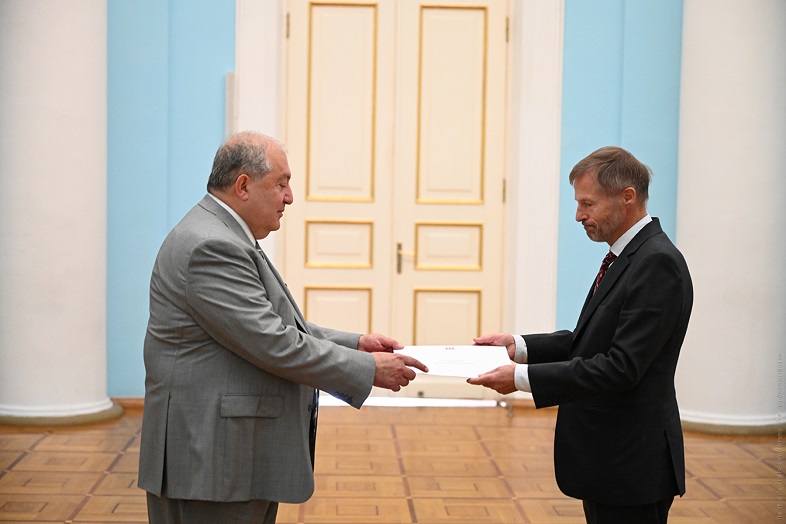 Belçikanın Ermənistandakı səfiri etimadnaməsini Prezidentə təqdim etdi