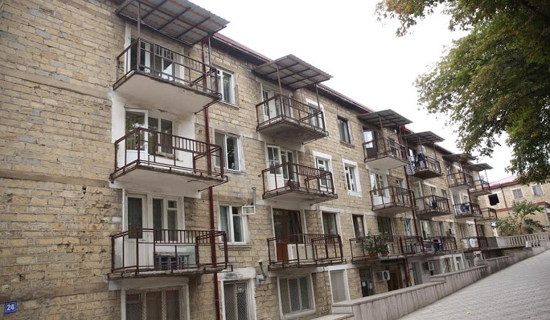 Stepanakertdə müharibə səbəbindən ziyan çəkən çoxmənzilli binaların və evlərin yenidən qurulması davam edir