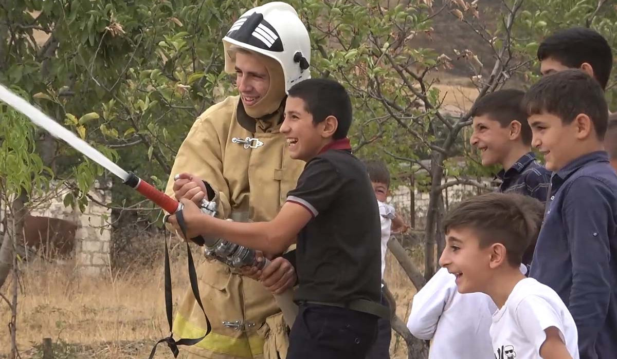 Российские миротворцы продолжают проводить Уроки Мира в учебных учреждениях Арцаха