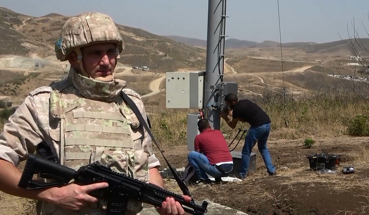 Rusiya sülhməramlıları Artsaxda hüceyrə qülləsinə aparan yolu çəkərkən təhlükəsizliyi təmin etdilər