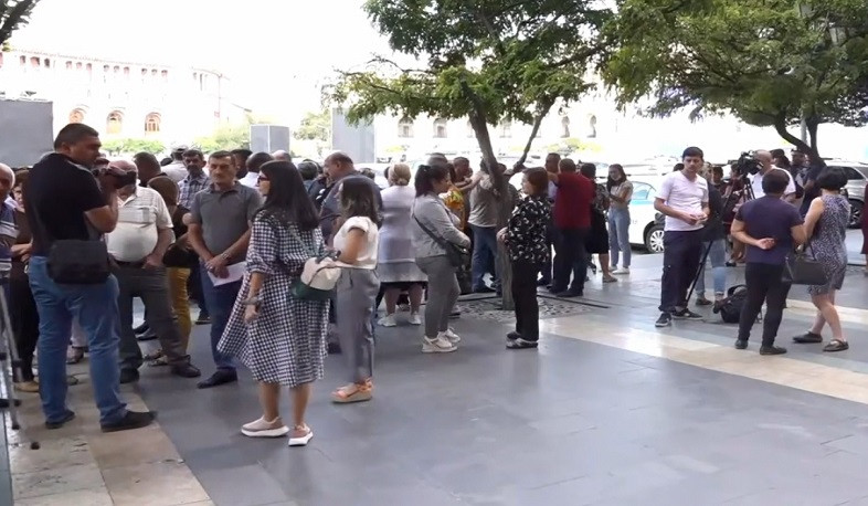 Մհեր Գրիգորյանն ընդունել է Արցախից տեղահանվածներին