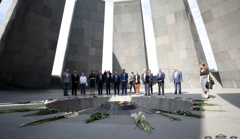 Члены делегации Франции посетили мемориальный комплекс Цицернакаберд и Ераблур