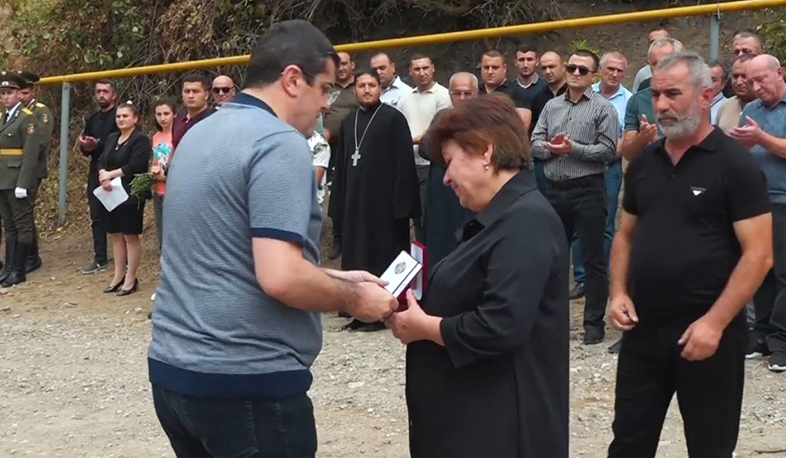 ԱՀ նախագահը ներկա է եղել Բենիամին Պետրոսյանի հիշատակը հավերժացնող կոթողի բացման արարողությանը