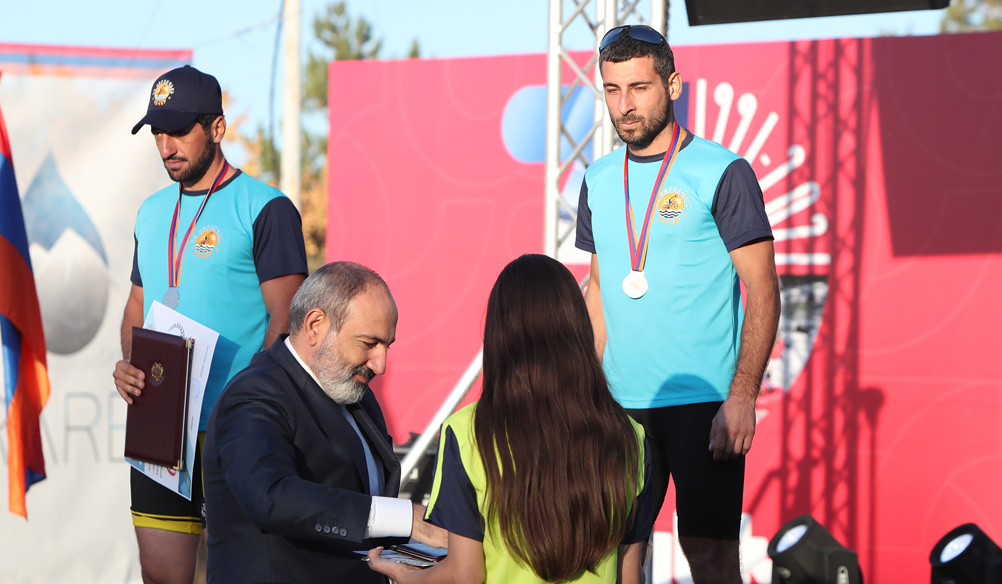 Նիկոլ Փաշինյանը պարգևներ է հանձնել «Հայաստանի Հանրապետության վարչապետի գավաթ» սիրողական խճուղային հեծանվավազքի մրցաշարի մրցանակակիրներին