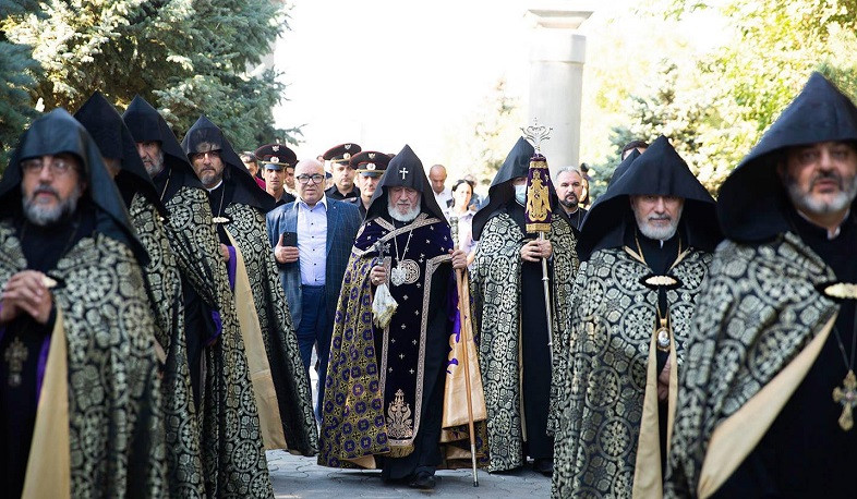 Ամենայն Հայոց Կաթողիկոսն այցելել է «Եռաբլուր» զինվորական պանթեոն