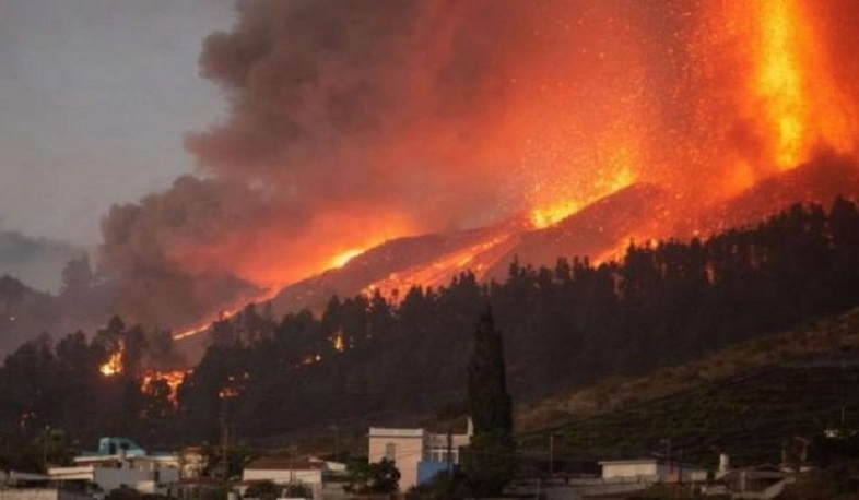 Կումբրե Վյեխա հրաբուխի լավան շարժվում է ծով՝ ճանապարհին ավերելով ամեն ինչ