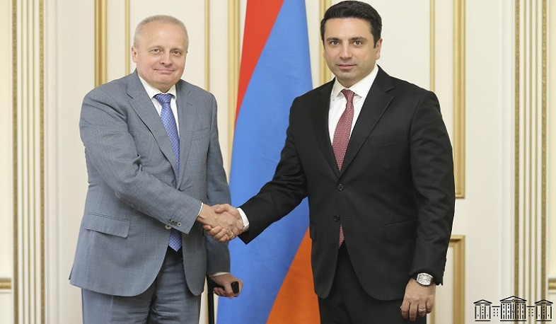 Alen Simonyan received Sergey Kopirkin