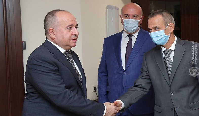 Müdafiə naziri BQXK -nın Ermənistandakı nümayəndə heyətinin rəhbərini qəbul edib