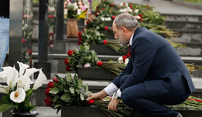 Tribute to memory of fallen servicemen in Yerablur