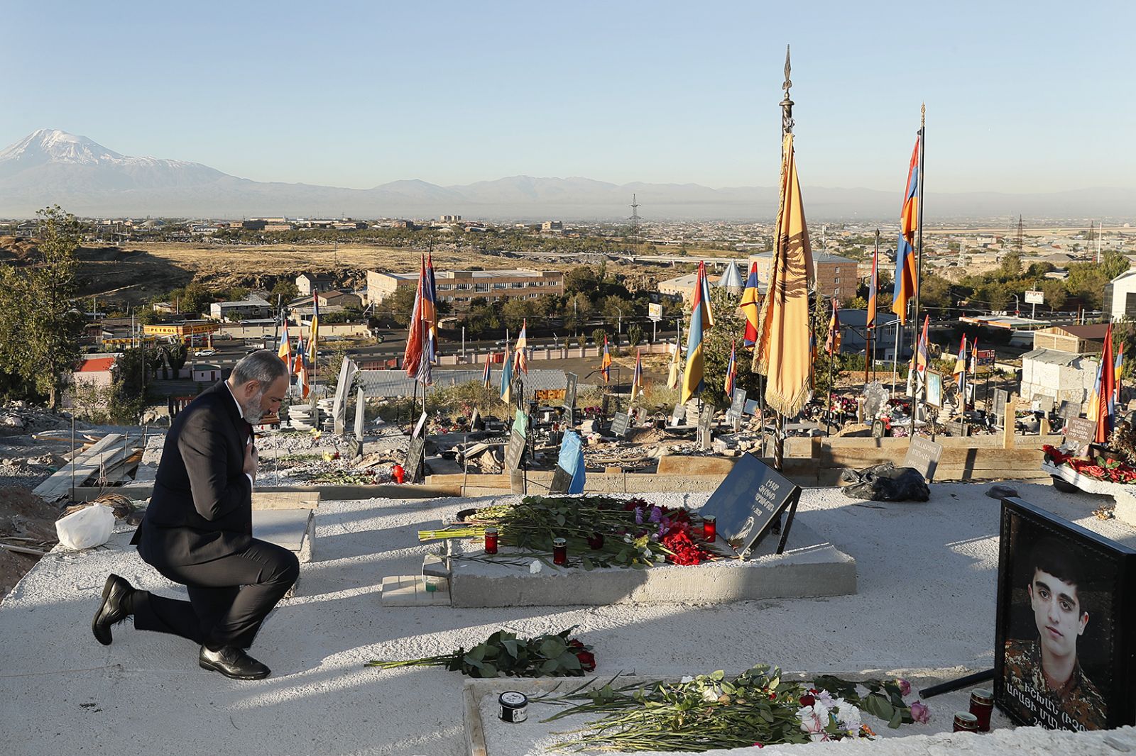 Baş nazir Yerablurda qəhrəmanlarımızın xatirəsini  yad edib