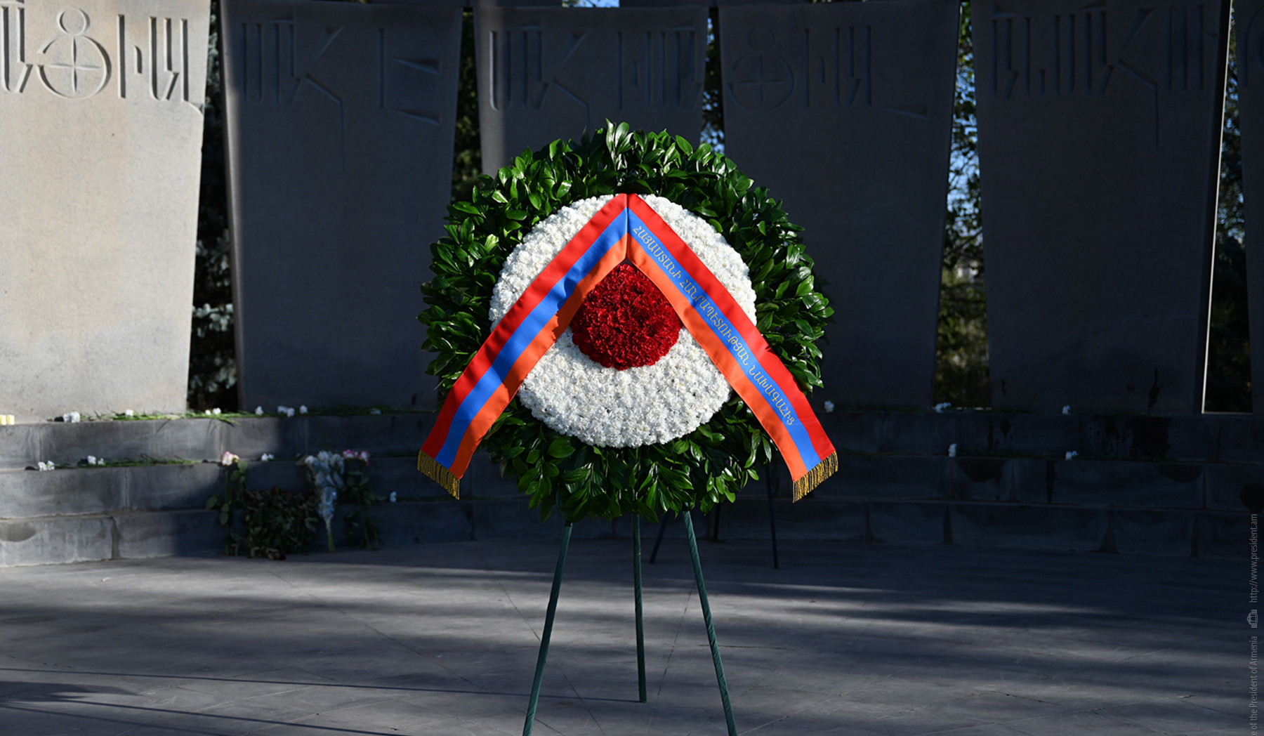 Wreath laid on behalf of Armen Sarkissian in Yerablur