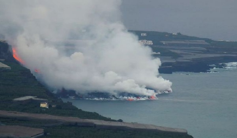 Лава из вулкана Кумбре-Вьеха на острове Пальма достигла океана, это опасно выделением токсичных газов