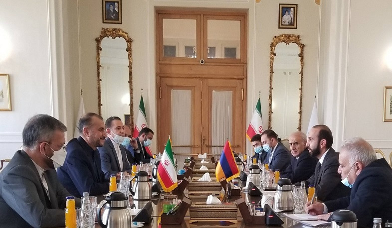 Armenian and Iranian FMs highlighted signing of agreement on Persian Gulf-Sea transport corridor