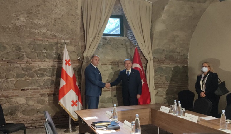 Türkiyə və Gürcüstanın müdafiə nazirləri regiondakı vəziyyəti müzakirə ediblər