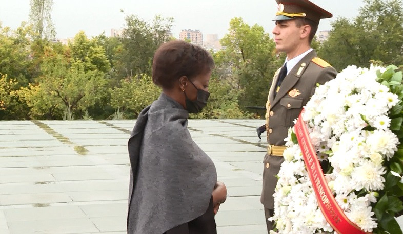 Луиза Мушикивабо возложила цветы к Мемориалу Геноцида армян