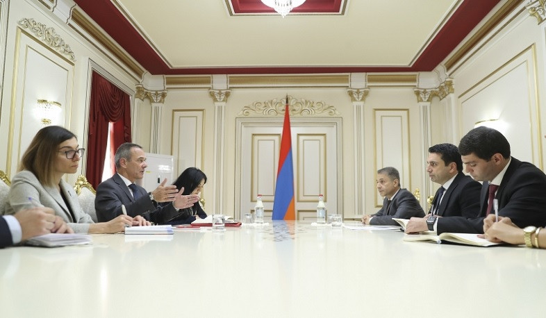 Alen Simonyan discussed issues related to captives and missing persons held in Azerbaijan with Thierry Ribo