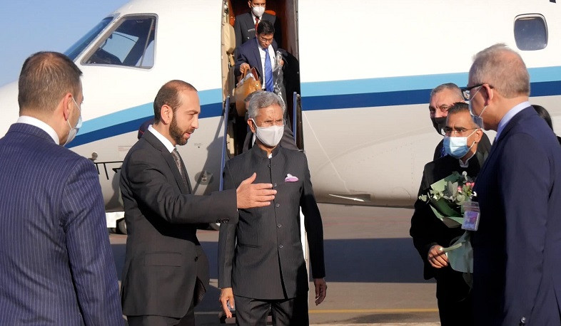 Indian Foreign Minister met at airport by Armenia’s Foreign Minister Ararat Mirzoyan
