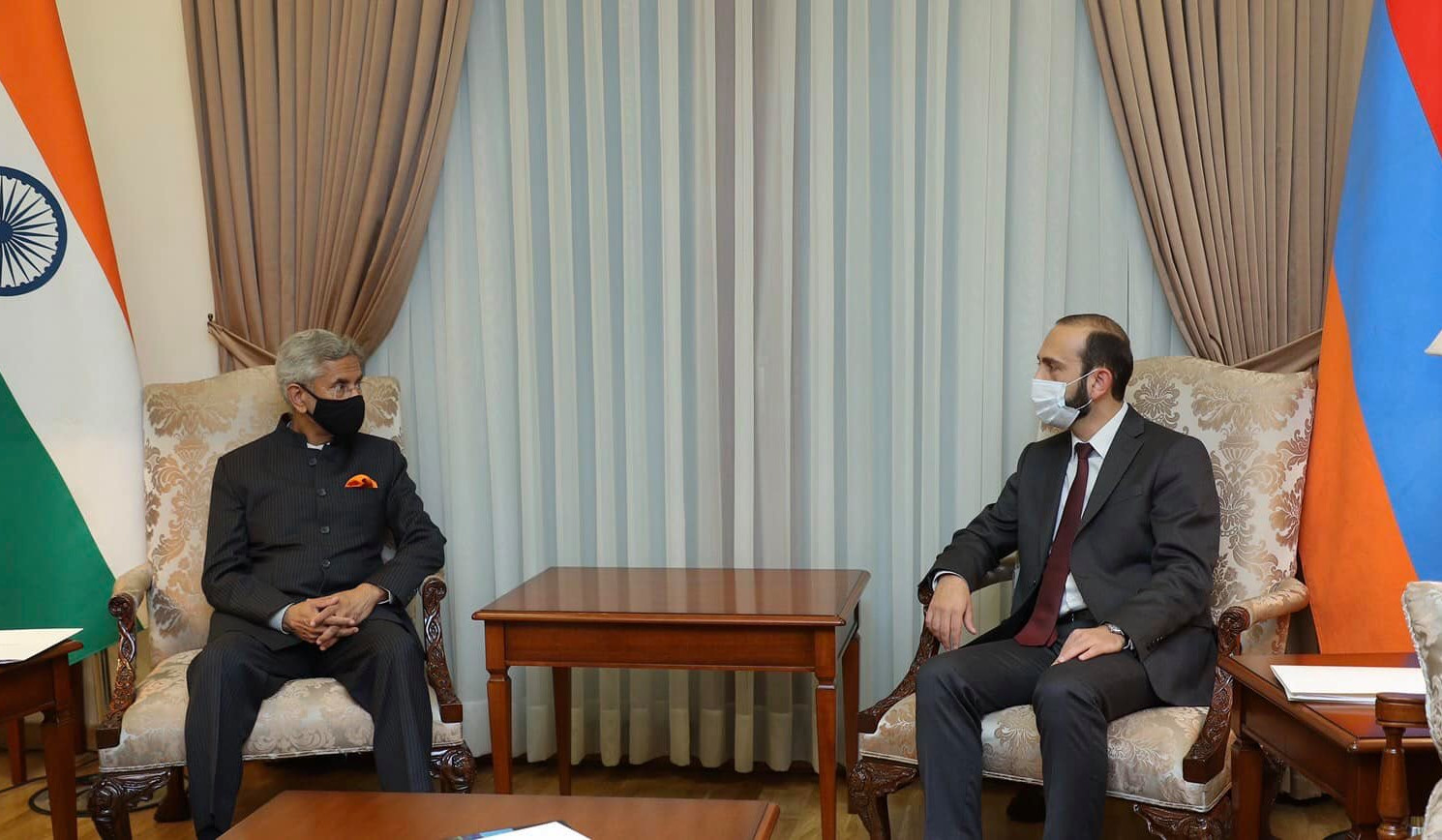 Private conversation of foreign ministers of Armenia and India kicked off