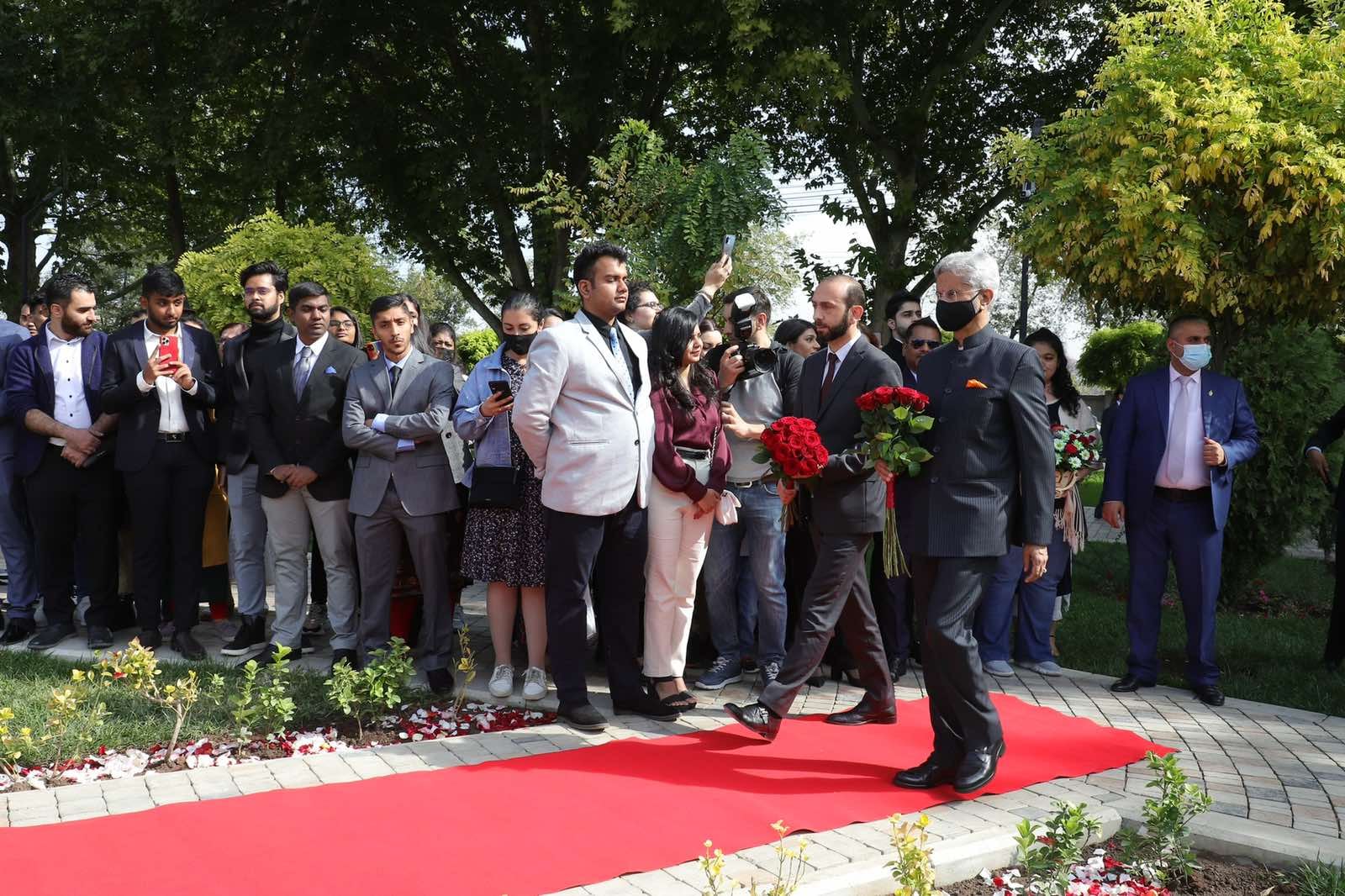 Foreign ministers of Armenia and India visited monument to Mahatma Gandhi