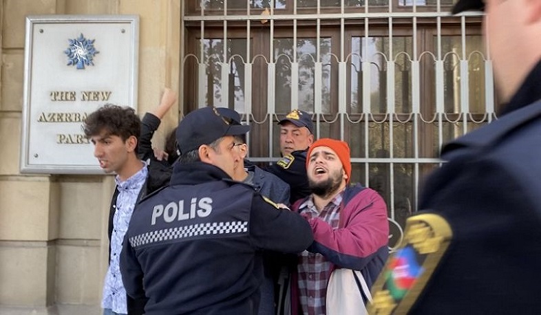 Gənc fəallar Azərbaycanın hakim partiyanın ofisi qarşısında etiraz aksiyası keçiriblər
