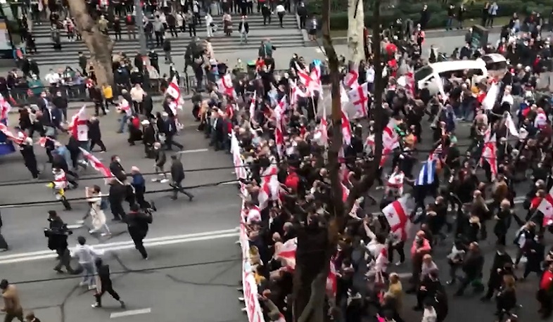 В Тбилиси перекрыли дорожное движение из-за митинга за освобождение Саакашвили