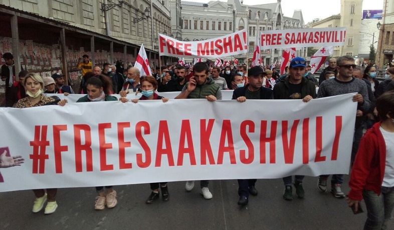 В Тбилиси требуют освободить Саакашвили