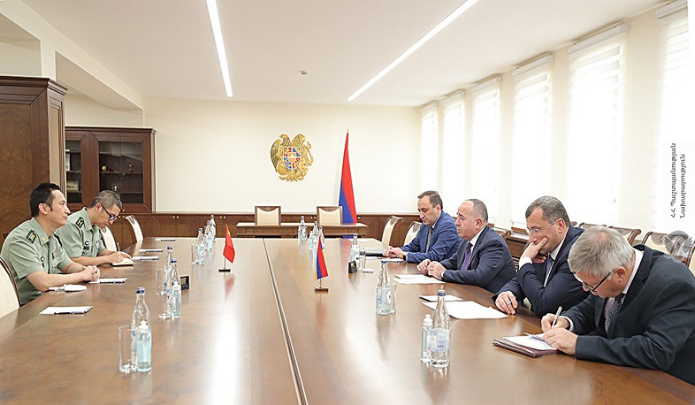 Armenian Defense Minister discusses prospects of cooperation in sphere of defense with Chinese military attaché