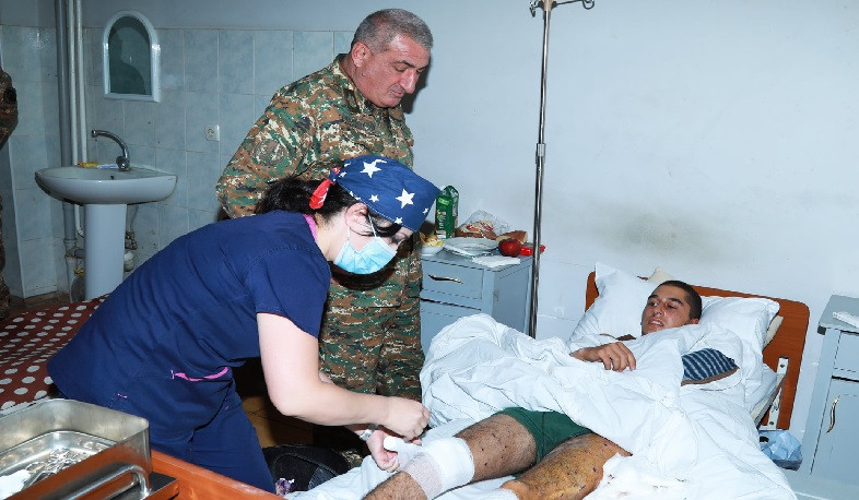 Artsax MN, MO komandanı, general-mayor Kamo Vardanyan müalicə olunan hərbçiləri ziyarət edib