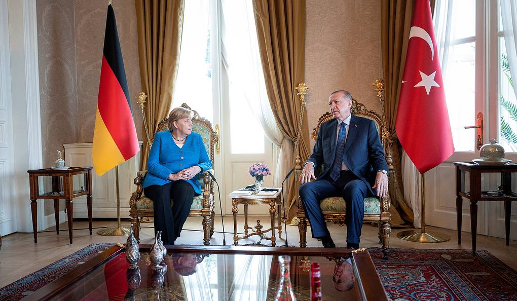 Меркель в разговоре с Эрдоганом заявила о необходимости вывода иностранных сил из Ливии