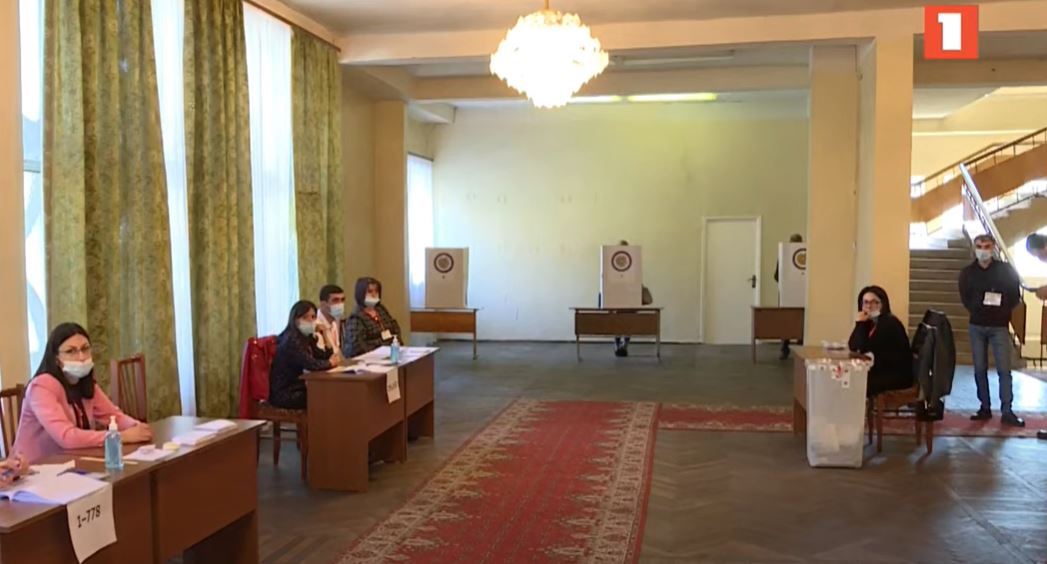 Ընտրությունն ընթանում է բնականոն հունով, խախտումներ չկան․ Մեղրիի թիվ 35/02 ընտրատեղամասի հանձնաժողովի նախագահ