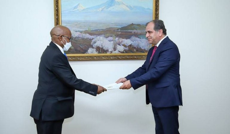 Newly appointed Ambassador of Sierra Leone presents copies of his credentials to Deputy Foreign Minister