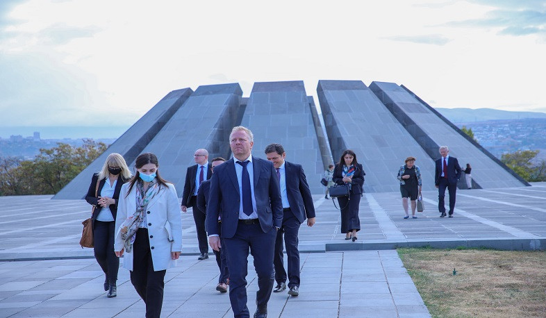 Члены делегации Совета Европы посетили мемориальный комплекс жертвам Геноцида армян