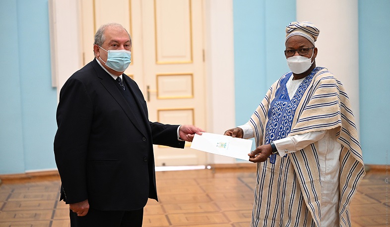 Армен Саркисян принял верительные грамоты новоназначенного посла Республики Сьерра-Леоне Али Бадара Камары