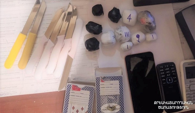 Կալանավորի հագուստի աստառի մեջ հայտնաբերվել են հոգեմետ և անհայտ ծագման դեղահաբեր