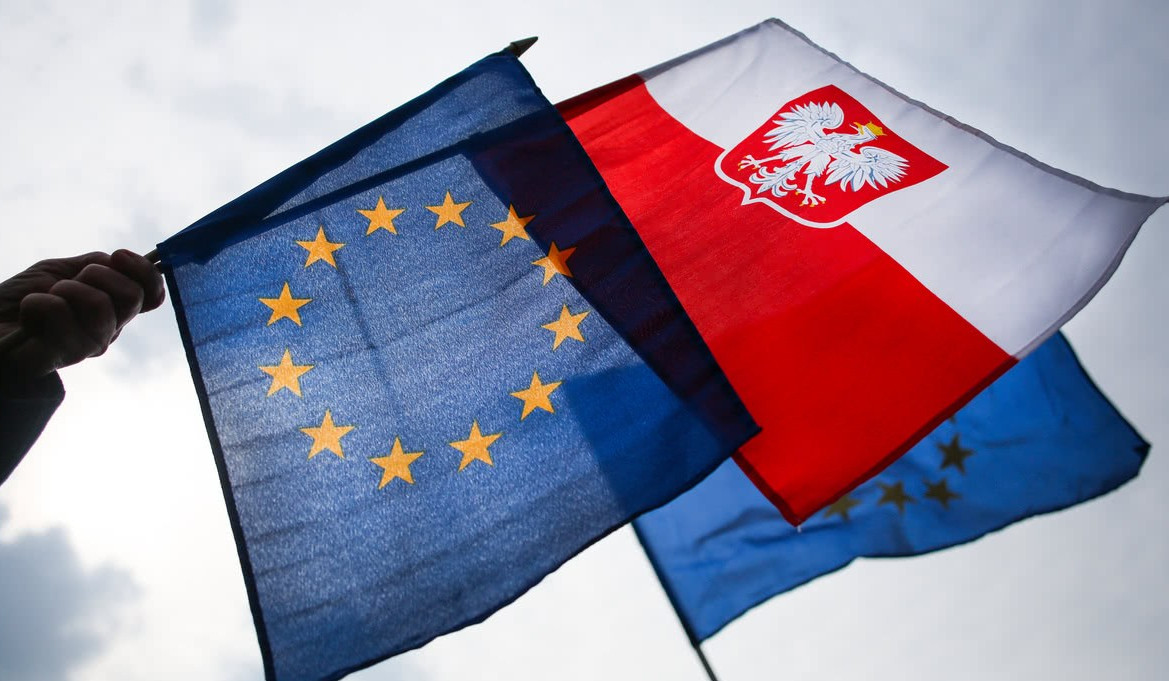 Глава ведущей фракции ЕП предупредил о возможном выходе Польши из Евросоюза