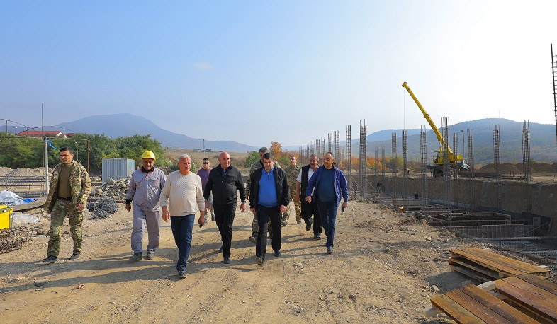 Arstsax Prezidenti Dahrav kənd icmasında “Artsaxda 100 ev” layihəsi prosesini izləyib