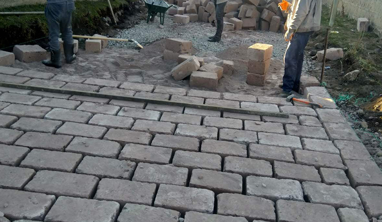 Մեծ Մանթաշ համայնքի 250 մ երկարությամբ ճանապարհի սալարկման աշխատանքները շարունակվում են