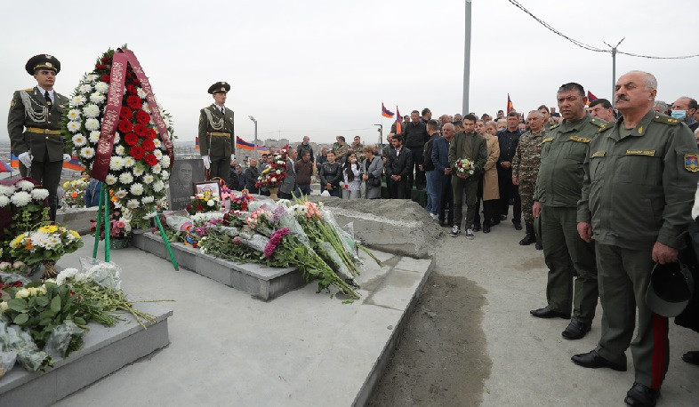 Եռաբլուրում հարգանքի տուրք են մատուցել գնդապետներ Արթուր Սարգսյանի և Սերգեյ Շաքարյանի հիշատակին