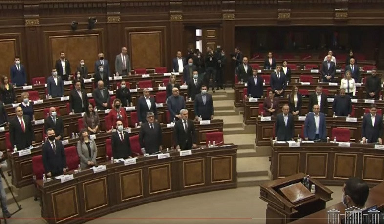 ԱԺ պատգամավորները մեկ րոպե լռությամբ հարգեցին Հոկտեմբերի 27-ի ոճրագործության զոհերի հիշատակը