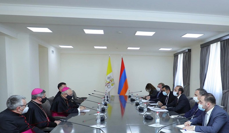 Состоялась встреча министра иностранных дел Армении и заместителя госсекретаря Святого Престола в расширенном составе