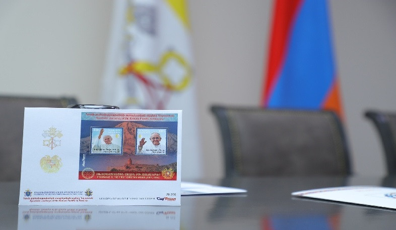 Երկու նամականիշով նոր գեղաթերթիկ՝ «Հռոմի քահանայապետերի առաքելական այցերը Հայաստան» թեմայով