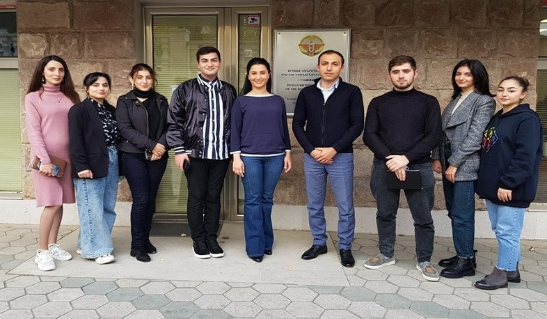 Омбудсмен Арцаха встретился со студентами, документирующими преступления Азербайджана
