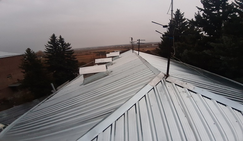 Ընթացքի մեջ են Ախուրյանի բազմաբնակարան շենքերի և հանրակացարանային շինության տանիքների վերանորոգման աշխատանքները